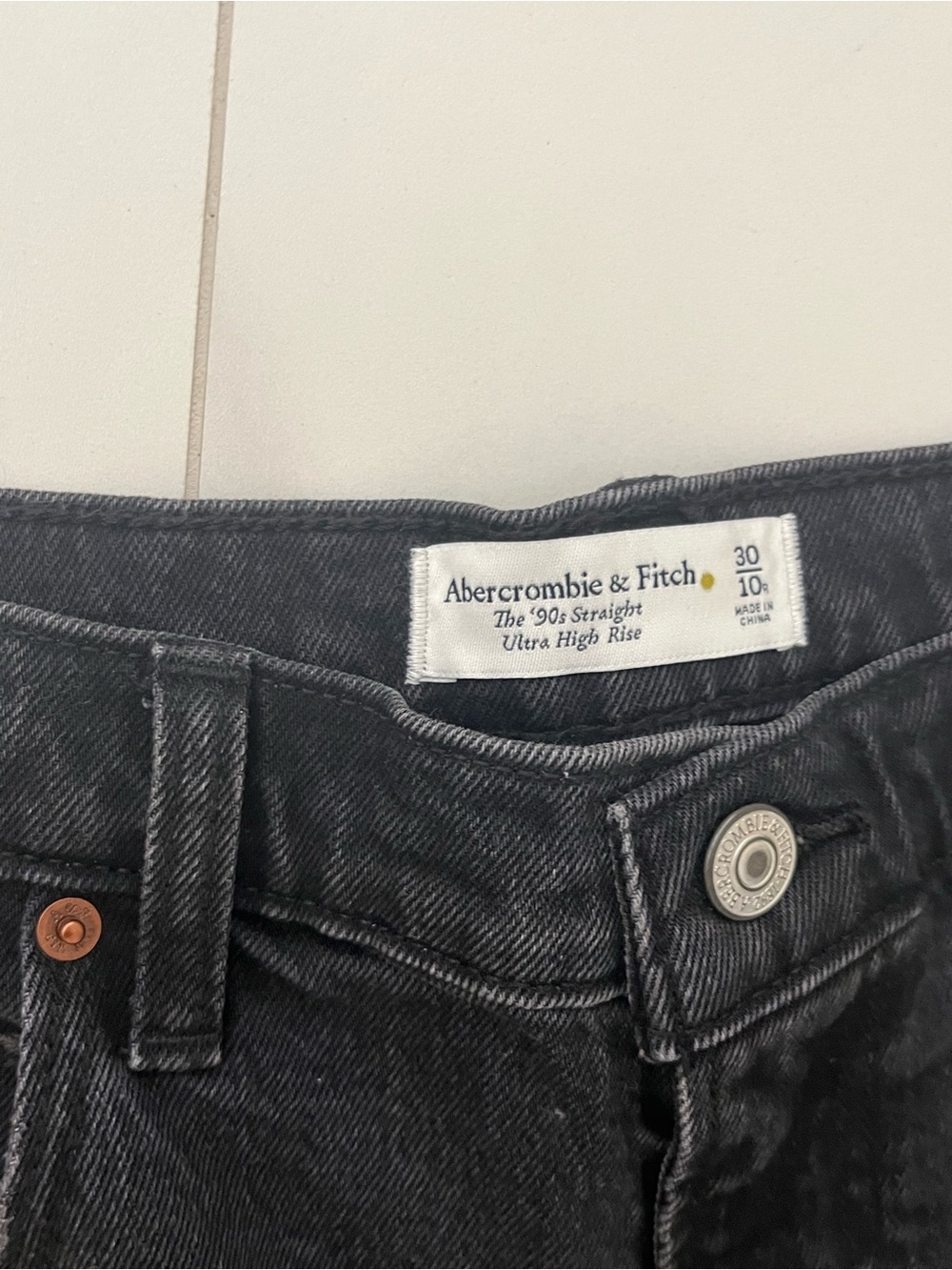 Abercrombie Denim + Leather Mixed Fabric Ultra High Rise
90s Straight Jean High - Picture 10 of 11